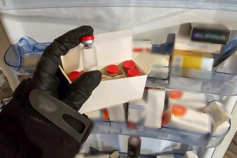 CBŚP rozbiło grupę handlującą sterydami. Zabezpieczono produkty za 3,5 mln zł. Fot. CBŚP