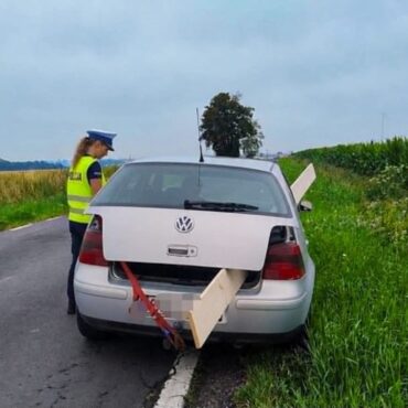 Wojnowice: przewoził deskę wystającą z bagażnika. 30-latek dostał mandat