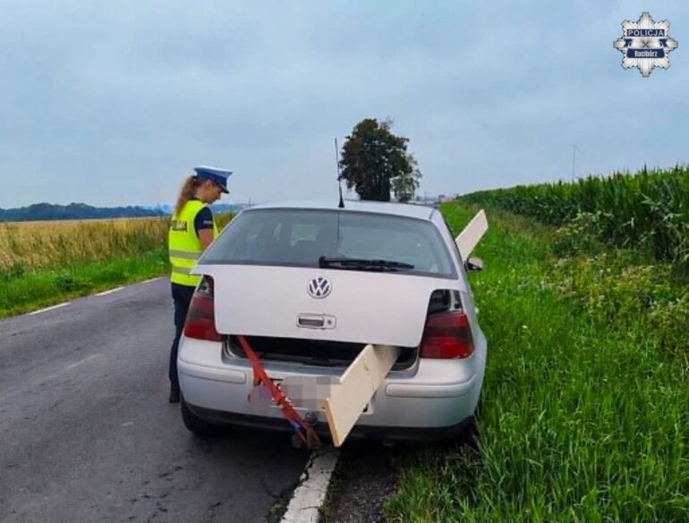 Wojnowice: przewoził deskę wystającą z bagażnika. 30-latek dostał mandat