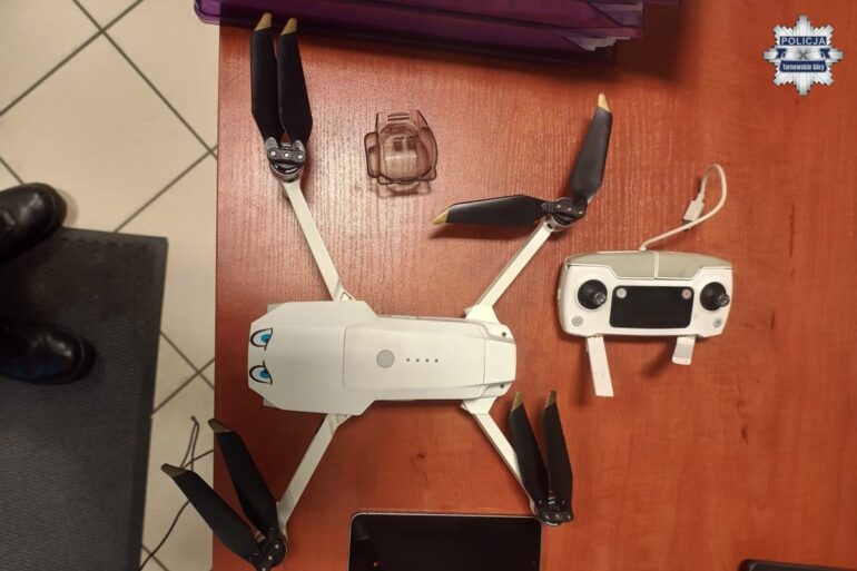 Latał dronem tuż przy lotnisku w Pyrzowicach. 30-latek wpadł na gorącym uczynku!. Fot, KPP Tarnowskie Góry