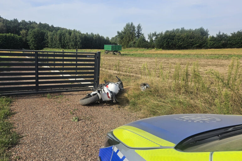 Uciekał na motocyklu, rozbił się o ogrodzenie i ruszył pieszo. Po drodze wyrzucił narkotyki. Fot. KMP Żory