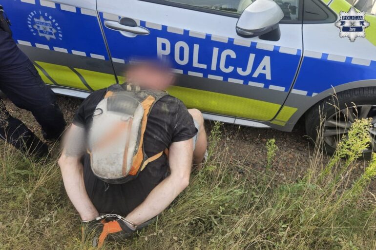 Uciekał na motocyklu, rozbił się o ogrodzenie i ruszył pieszo. Po drodze wyrzucił narkotyki. Fot. KMP Żory