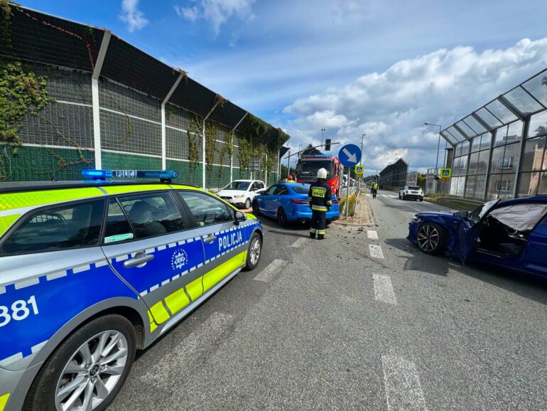 Zderzenie na DK81 w Orzeszu. Do zdarzenia doszło w środę, 19 sierpnia, w rejonie ul. Damrota, na trasie w kierunku Żor. Fot. KPP Mikołów