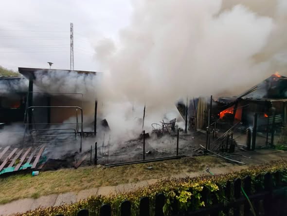 Niewiesze: Pożar domków letniskowych! Ogień objął kolejne budynki. Fot. KM PSP Gliwice