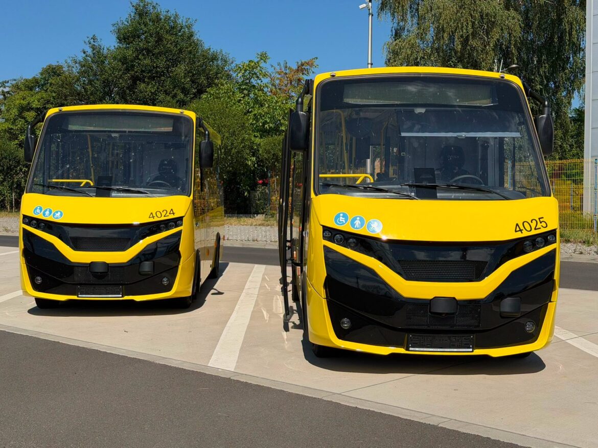 Pierwsze fabrycznie nowe autobusy typu MINI dotarły już do zajezdni Przedsiębiorstwa Komunikacji Miejskiej w Tychach. Zanim zaczną wozić pasażerów, przejdą odbiory i przygotowania techniczne. Łącznie zamówienie obejmuje osiem nowych minibusów, a umowa daje możliwość zakupu kolejnych ośmiu pojazdów.