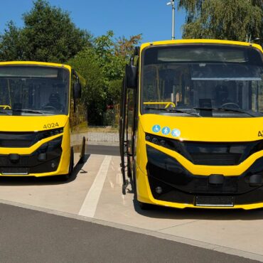 Pierwsze fabrycznie nowe autobusy typu MINI dotarły już do zajezdni Przedsiębiorstwa Komunikacji Miejskiej w Tychach. Zanim zaczną wozić pasażerów, przejdą odbiory i przygotowania techniczne. Łącznie zamówienie obejmuje osiem nowych minibusów, a umowa daje możliwość zakupu kolejnych ośmiu pojazdów.