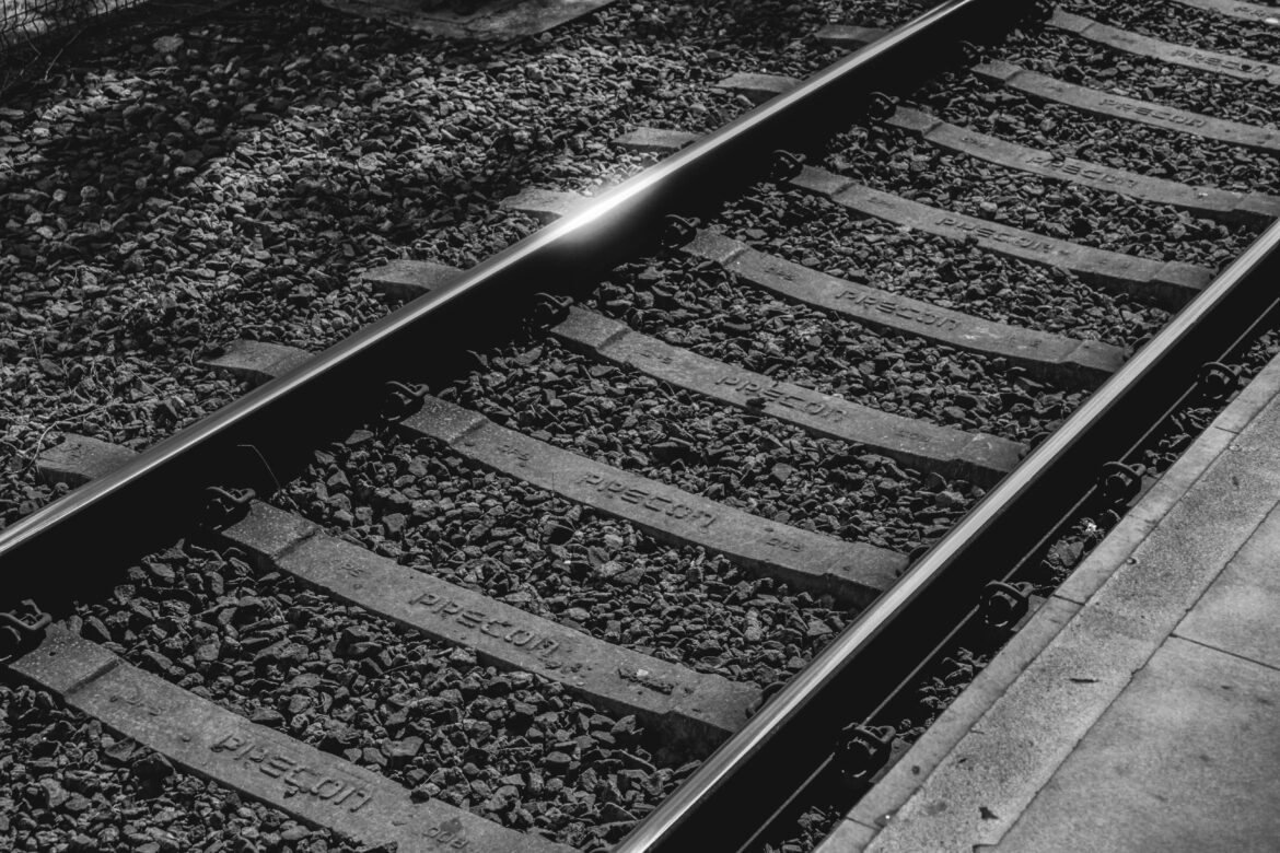 Odpiął wagon pociągu towarowego i naraził kolej na katastrofę. 40-latek skazany. Fot. ilustracyjne - pexels.com