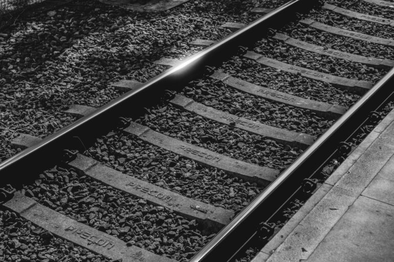 Odpiął wagon pociągu towarowego i naraził kolej na katastrofę. 40-latek skazany. Fot. ilustracyjne - pexels.com