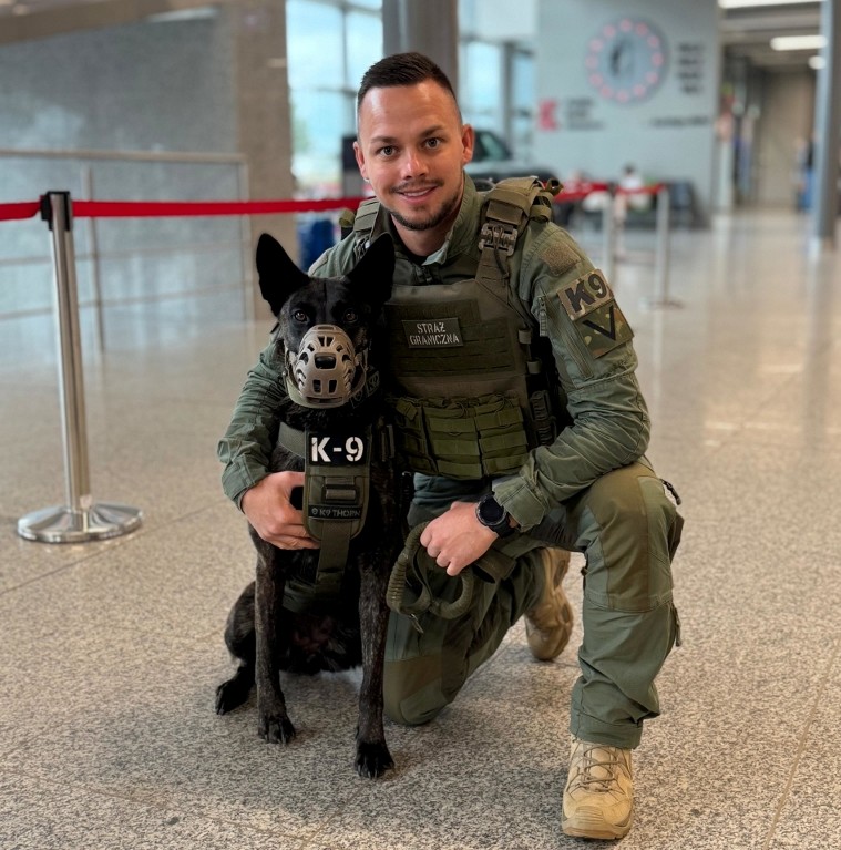 Katowice Airport: pasażer powiedział, że ma bombę atomową. Dostał 500 zł mandatu. Fot. SG