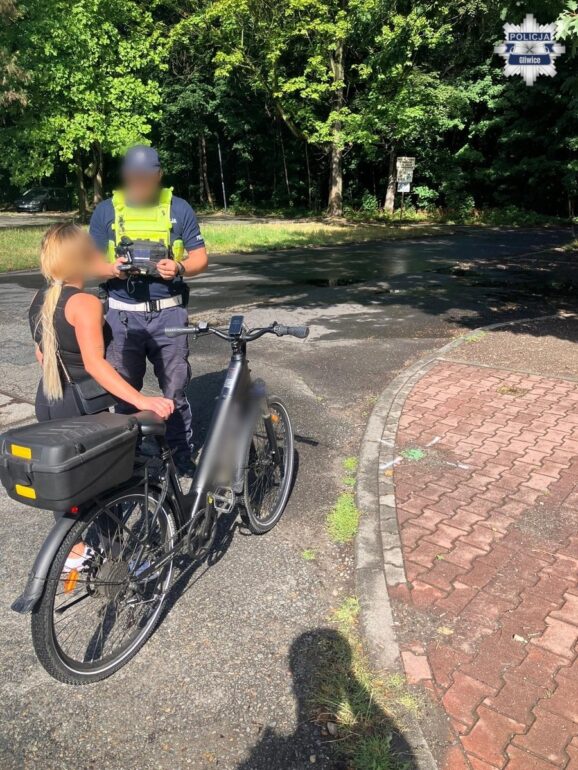 Gliwice: policja kontrolowała rowerzystów i hulajnogi. 15-latek nie zatrzymał się do kontroli. Fot. KMP Gliwice