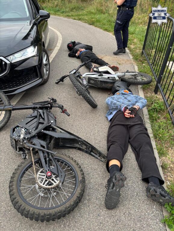 Pościg w Rybniku! Dwóch nastolatków na elektrycznych motocyklach uciekało przed policją. Fot. KMP Rybnik