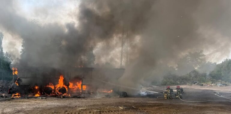 Pożar autokaru w Piekarach Śląskich. Strażacy gasili pojazd przy ul. Konarskiego. Fot. KM PSP Piekary Śląskie