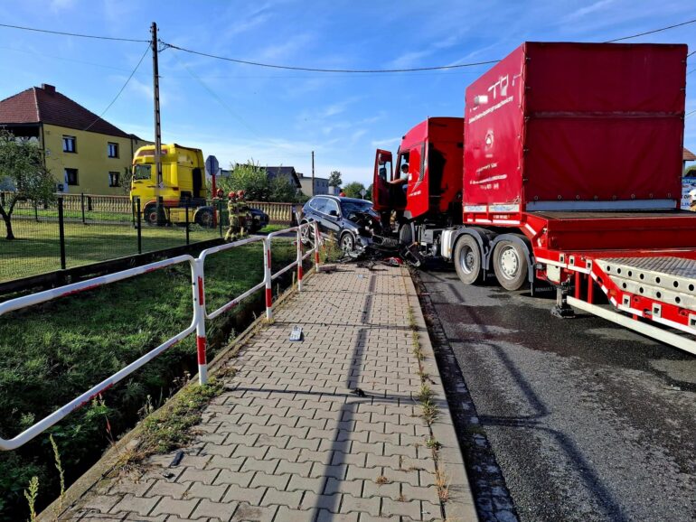 Wypadek w Trachach na DW 919. BMW zderzyło się z ciężarówką, droga zablokowana. Fot. KMP Gliwice