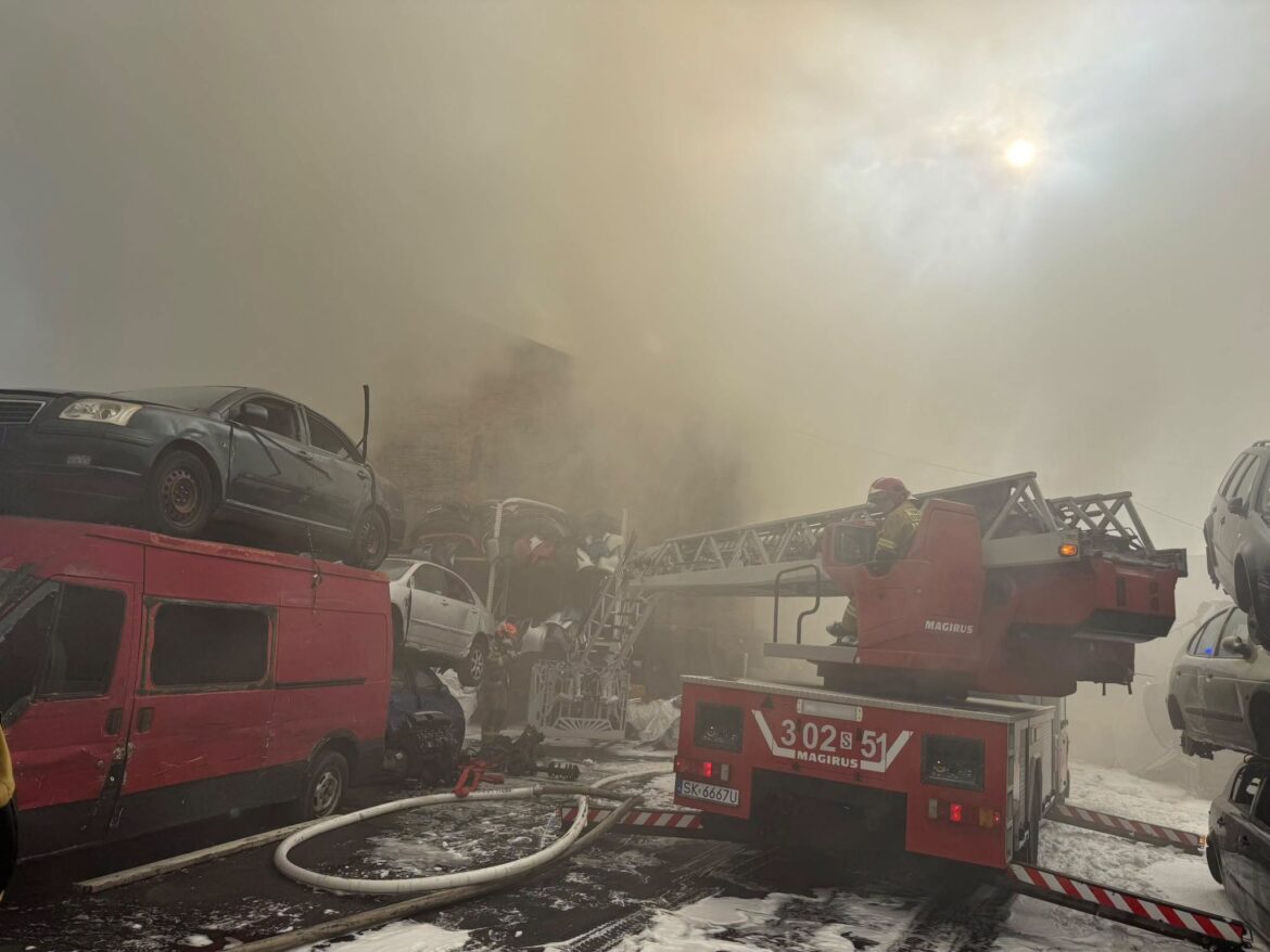 Potężny pożar w Chorzowie! Płonęły wraki i hala ze częściami. Mieszkańcy dostali ważny komunikat. Fot. UM Chorzów