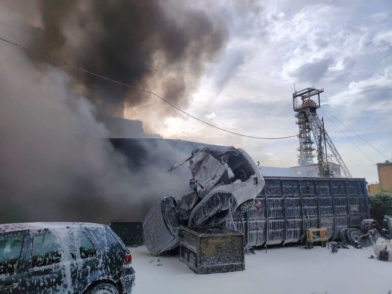 Potężny pożar w Chorzowie! Płonęły wraki i hala ze częściami. Mieszkańcy dostali ważny komunikat. Fot. UM Chorzów