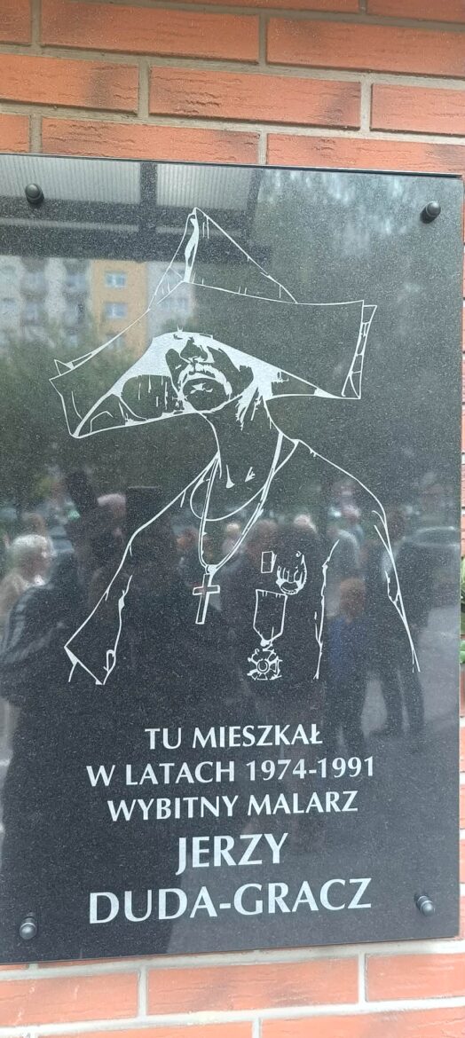 Tablica Jerzego Dudy-Gracza odsłonięta w Katowicach! Znalazł się na niej jego list do „aniołów”
