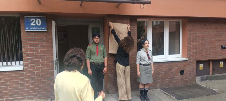 Tablica Jerzego Dudy-Gracza odsłonięta w Katowicach! Znalazł się na niej jego list do „aniołów”