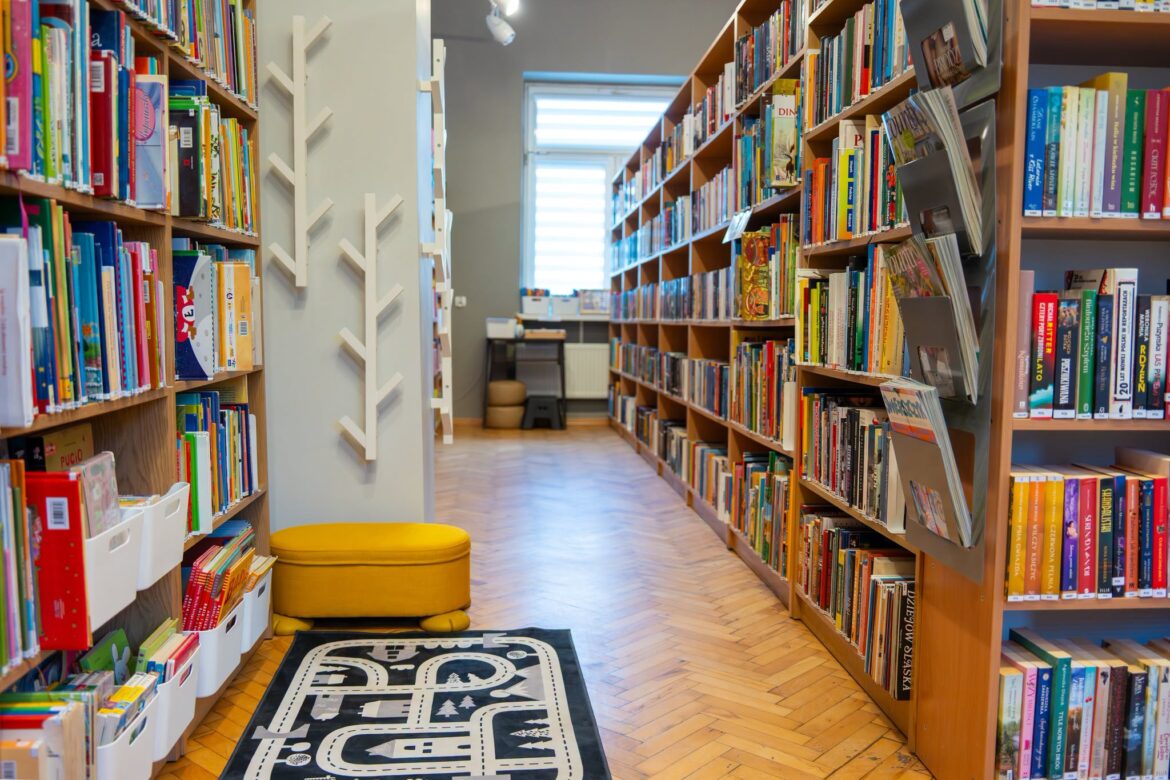 Filia nr 20 Powiatowej i Miejskiej Biblioteki Publicznej w Rybniku zmieniła swoją siedzibę. Placówka w Boguszowicach została przeniesiona z pierwszego piętra Domu Kultury do nowego lokalu na parterze przy placu Pokoju 1. Dzięki temu biblioteka jest teraz dostępna także dla osób, dla których pokonanie schodów było dotąd problemem. Uroczyste otwarcie nowej przestrzeni zaplanowano na niedzielę, 20 września.