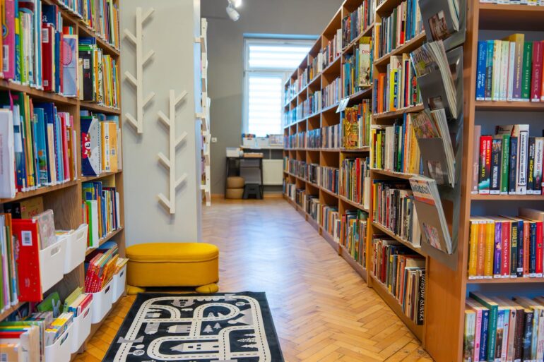 Filia nr 20 Powiatowej i Miejskiej Biblioteki Publicznej w Rybniku zmieniła swoją siedzibę. Placówka w Boguszowicach została przeniesiona z pierwszego piętra Domu Kultury do nowego lokalu na parterze przy placu Pokoju 1. Dzięki temu biblioteka jest teraz dostępna także dla osób, dla których pokonanie schodów było dotąd problemem. Uroczyste otwarcie nowej przestrzeni zaplanowano na niedzielę, 20 września.