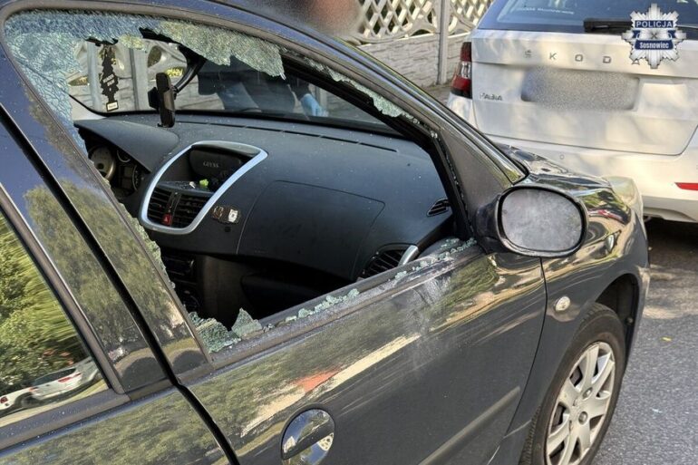 45-latek podłożył ładunek i uszkodził auto należące do byłej partnerki. Do zdarzenia doszło na ul. Franciszkańskiej w Sosnowcu. Podczas przeszukania u podejrzanego znaleziono różnego rodzaju materiały oraz przedmioty przypominające broń.