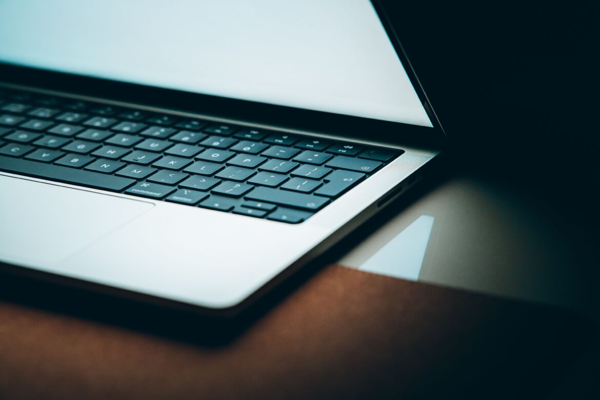 Sosnowiec: Oszust wystawiał telefony i laptopy, których nie miał! 20-latek z 17 zarzutami. Fot. pexels.com