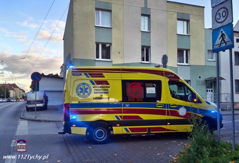 Tychy: 77-latek uderzył głową w metalowe barierki. Młodzi ludzie udzielili mu pomocy. Fot. 112tychy.pl