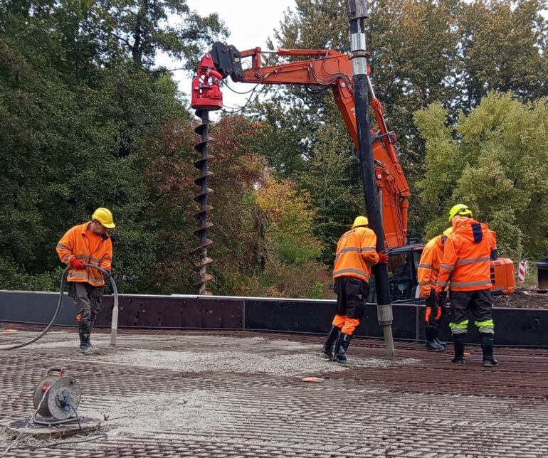 Budowa nowego mostu nad Kłodnicą w ciągu ul. Sikorskiego zbliża się do finału prac przy konstrukcji nośnej fot. J. Jagiełło-Stiborska / ZDM w Gliwicach