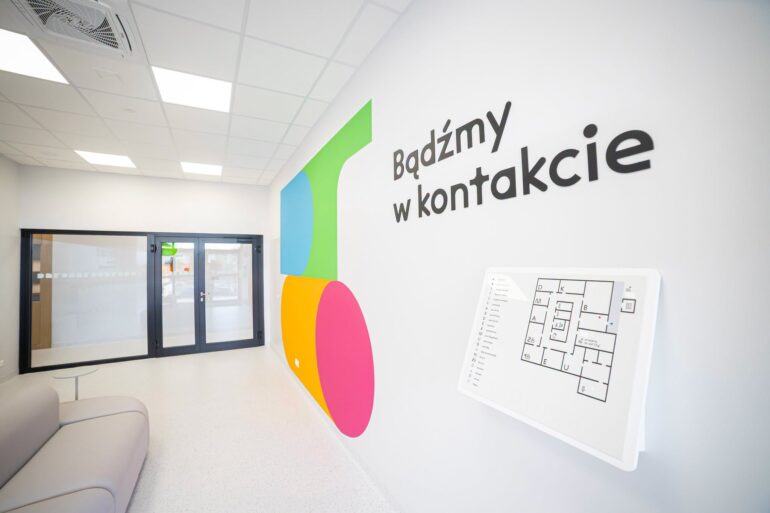 Tychy zyskają nową przestrzeń dla mieszkańców, organizacji pozarządowych i lokalnych społeczników. W sobotę, 24 października, przy alei Bielskiej 128 oficjalnie otwarty zostanie KONTAKT. W planach są warsztaty, spotkania, zajęcia dla różnych grup wiekowych, a nawet możliwość nagrywania podcastów. Podczas inauguracji mieszkańcy będą mogli zwiedzić obiekt i wziąć udział w przygotowanych atrakcjach.